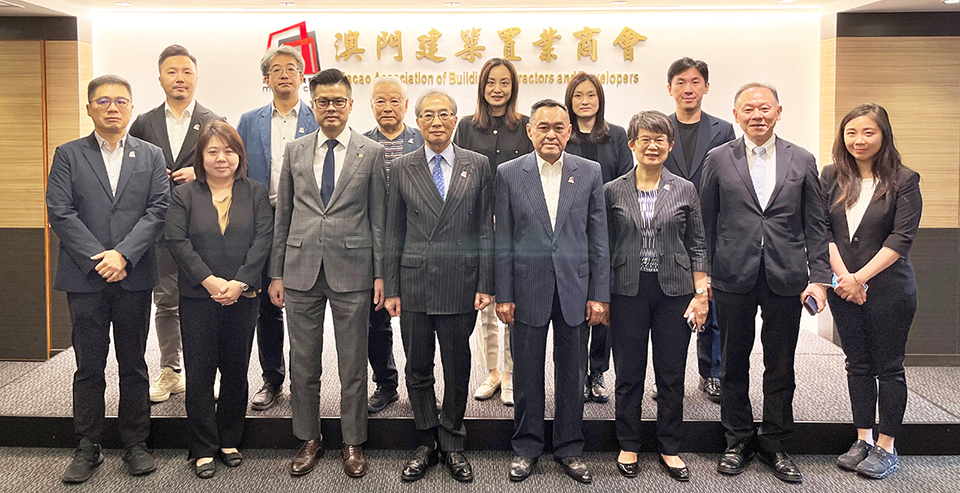 081723089851621163.jpg 1. 粵澳名優來訪_合照_s.jpg