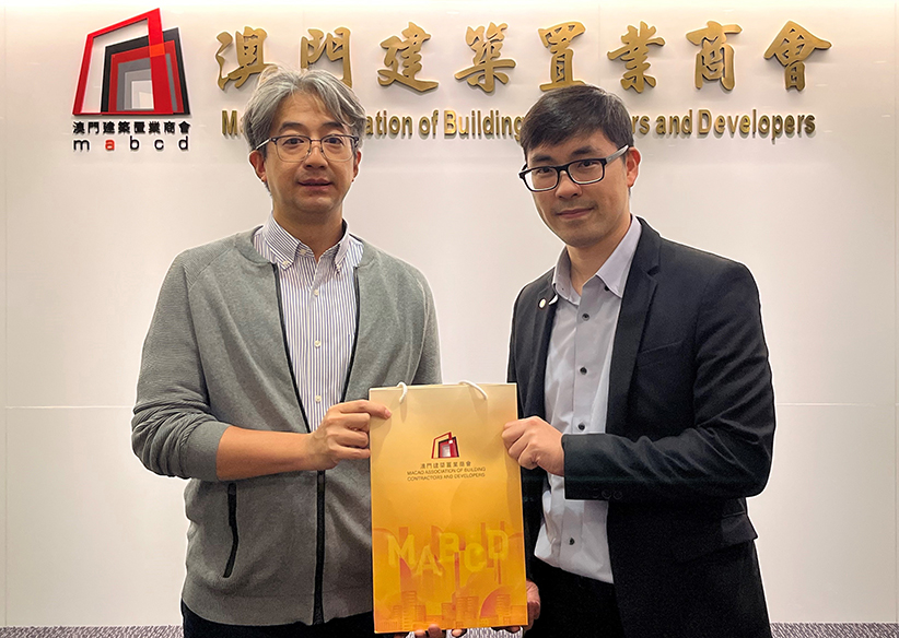 041738659173644573.jpg 戴凱明代表商會任QS導師之一, 並致送紀念品給洪...導師.jpg