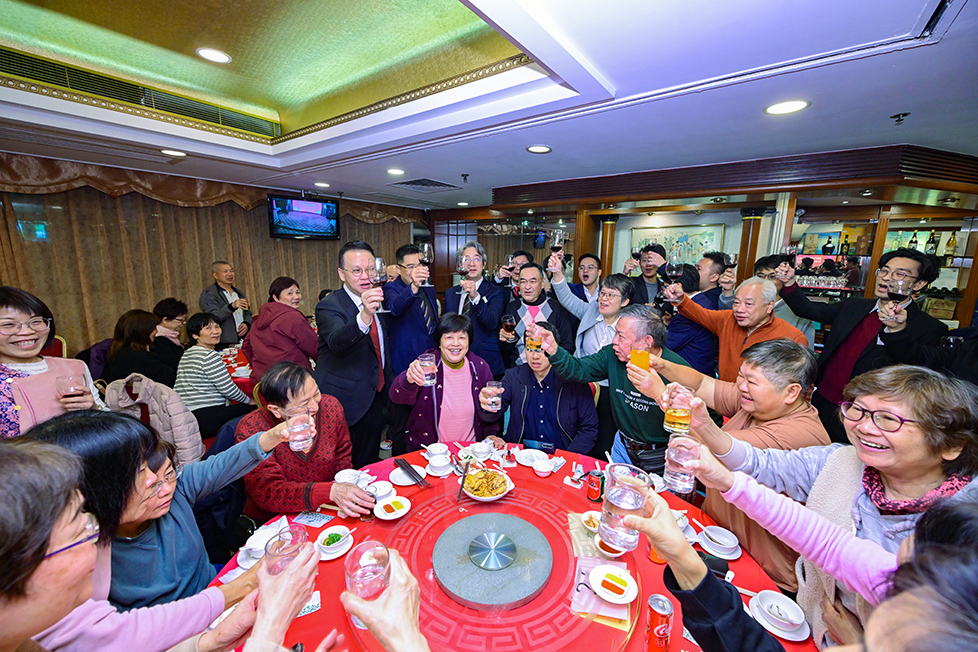 281745822556138484.jpg S9.會長與出席晚宴者敬酒2.jpg