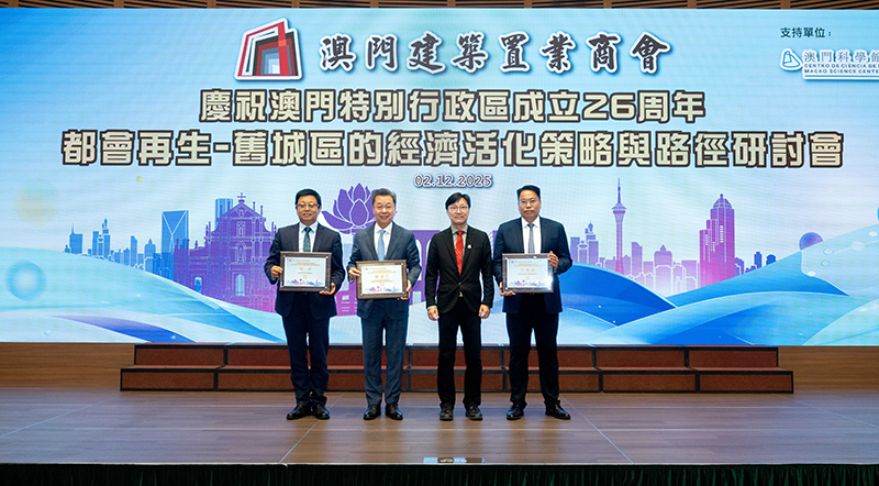 5. 麥貯之副理事長向嘉賓致送紀念品.jpg